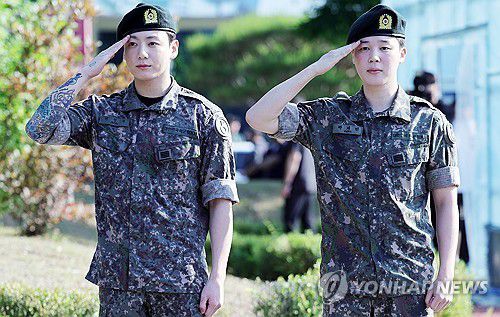 BTS 지민·정국 전역 신고 (연천=연합뉴스) 김병만 기자 = 육군 현역 복무를 마친 그룹 BTS의 지민과 정국이 지난 6월 11일 오전 경기도 연천군 연천공설운동장에서 거수경례로 전역을 알리고 있다.      2025.6.11