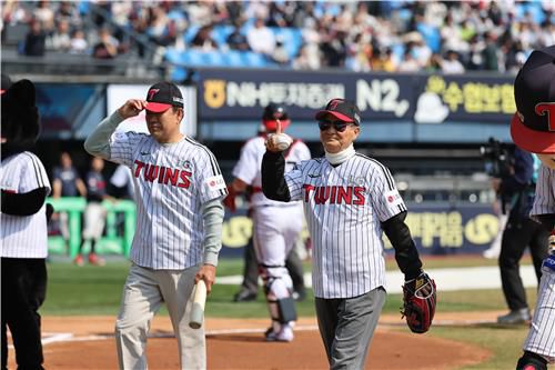 올해 3월 LG 개막전 시구자로 나선 이광환 전 감독(오른쪽)[LG 트윈스 제공. 재판매 및 DB 금지]