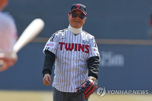 2025년 3월 22일 잠실구장에서 시구한 이광환 전 감독[연합뉴스 자료사진]