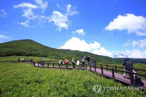 파란 하늘과 초록의 곰배령[인제군 제공.재판매 및 DB 금지]