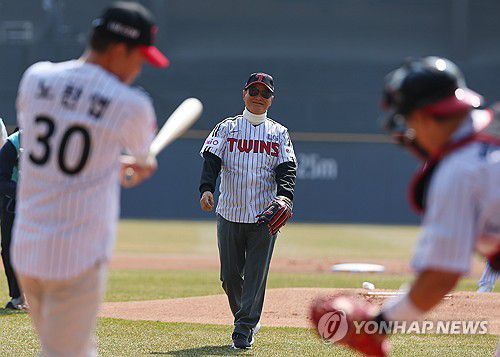LG의 우승을 기원하는 시구·시타(서울=연합뉴스) 김도훈 기자 = 22일 서울 잠실야구장에서 열린 2025 신한 SOL 뱅크 KBO리그 정규시즌 개막전 롯데 자이언츠와 LG 트윈스의 경기에 앞서 1994년 LG 우승 당시 감독을 지낸 이광환 전 감독과 주장이었던 노찬엽 전 코치가 시구 시타를 하고 있다. 2025.3.22 superdoo82@yna.co.kr