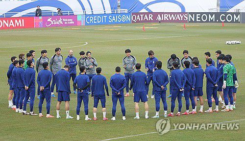 요르단전 앞둔 홍명보호(수원=연합뉴스) 류영석 기자 = 2026 북중미 월드컵 아시아 3차 예선 B조 8차전 요르단전을 앞둔 축구국가대표팀 홍명보 감독이 24일 수원월드컵경기장에서 훈련 사항을 지시하고 있다. 2025.3.24 ondol@yna.co.kr