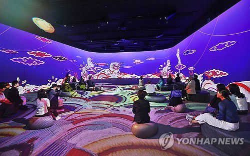 실감 콘텐츤 '어흥, 호랑이' 공개(서울=연합뉴스) 진연수 기자 = 29일 서울 용산구 국립중앙박물관에서 열린 실감 영상 콘텐츠 시연회에서 '어흥, 호랑이 - 용맹하게, 신통하게, 유쾌하게'를 공개하고 있다. 2025.4.29 jin90@yna.co.kr