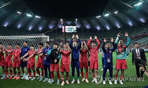 11회 연속 월드컵 본선 진출 성공한 한국 대표팀(서울=연합뉴스) 김인철 기자 = 10일 서울월드컵경기장에서 열린 2026 북중미 월드컵 아시아 3차 예선 최종전 한국과 쿠웨이트의 경기. 11회 연속 월드컵 본선 진출에 성공한 한국 선수들이 그라운드를 돌며 팬들에게 인사하고 있다. 2025.6.10 yatoya@yna.co.kr