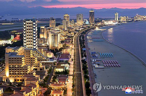 북한, 원산갈마관광지구 준공(평양 조선중앙통신=연합뉴스) 북한의 대형 해변 리조트 단지인 강원도 원산 갈마 해안관광지구가 준공됐다. 조선중앙통신은 26일 김정은 국무위원장이 참석한 가운데 "원산갈마해안관광지구 준공식이 24일에 성대히 진행됐다"고 보도했다. 2025.6.26      [국내에서만 사용가능. 재배포 금지. For Use Only in the Republic of Korea. No Redistribution] nkphoto@yna.co.kr