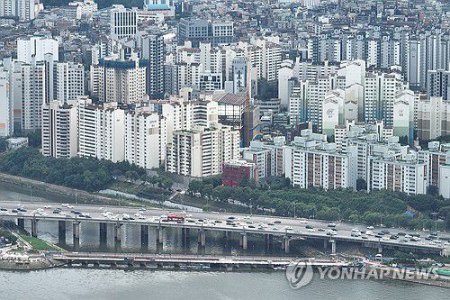 초강력 대출규제(서울=연합뉴스) 서대연 기자 = 정부가 6억원 이상 주택담보대출을 금지하는 초고강도 대출 규제를 시행하며 서울 아파트의 74%, 18개 구의 대출 감소 타격이 있을 것으로 보이는 가운데 29일 서울 시내 아파트 단지의 모습. 2025.6.29 dwise@yna.co.kr