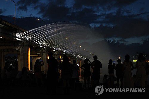 열대야 계속(서울=연합뉴스) 임화영 기자 = 무더위에 열대야까지 겹친 1일 서울 서초구 반포한강공원을 찾은 시민들이 달빛무지개분수를 보며 더위를 식히고 있다. 2025.7.1 hwayoung7@yna.co.kr