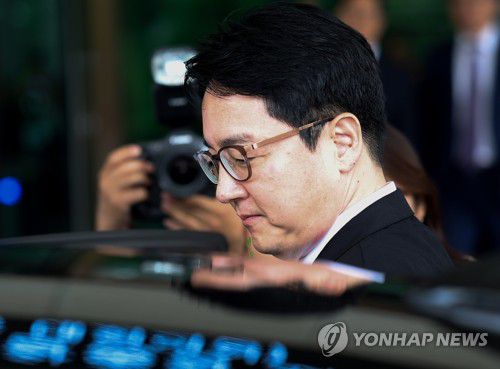 대검 떠나는 심우정(서울=연합뉴스) 김성민 기자 = 심우정 검찰총장이 2일 서울 서초구 대검찰청에서 퇴임식을 마친 뒤 청사를 나서며 차량에 오르고 있다. 2025.7.2 ksm7976@yna.co.kr