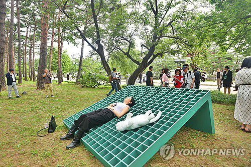 예술 그리고 쉼(서울=연합뉴스) 진연수 기자 = 2일 서울 종로구 경복궁에서 열린 '경복궁 생각' 전시에서 관람객들이 동심원 작품을 살펴보고 있다.     경복궁 생각 전시는 경복궁을 새로운 시각으로 보고, 듣고, 생각하며 국가유산의 가치와 아름다움을 경험할 수 있도록 하는 취지를 담았다. 2025.7.2 jin90@yna.co.kr