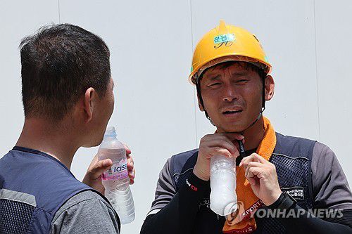 무더위에 가시지 않는 갈증(광주=연합뉴스) 김혜인 기자 = 엿새째 폭염특보가 내려진 2일 광주 서구금호동 한 공사장에서 건설노동자들이 더위를 달래기 위해 물을 마시고 있다. 2025.7.2 in@yna.co.kr