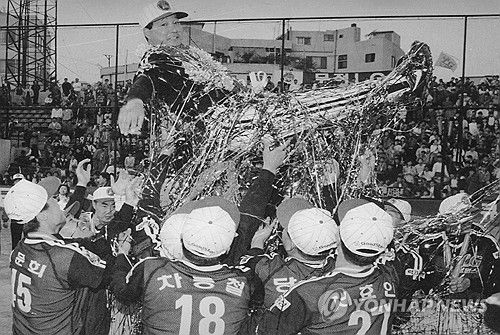 프로야구 이광환 전 LG 감독 별세(서울=연합뉴스) 1994년 프로야구 LG 트윈스의 한국시리즈 우승을 지휘한 이광환 KBO 원로자문이 2일 별세했다.      지병인 폐 질환을 치유하고자 제주도에서 지내던 이 전 감독은 최근 폐렴 증세로 병원에 입원 치료 중 2일 오후 3시 13분께 세상을 떠났다. 향년 77세.     사진은 1994년 우승한 LG 선수들이 이광환 감독을 헹가래 치는 모습. 2025.7.2 [연합뉴스 자료사진] photo@yna.co.kr