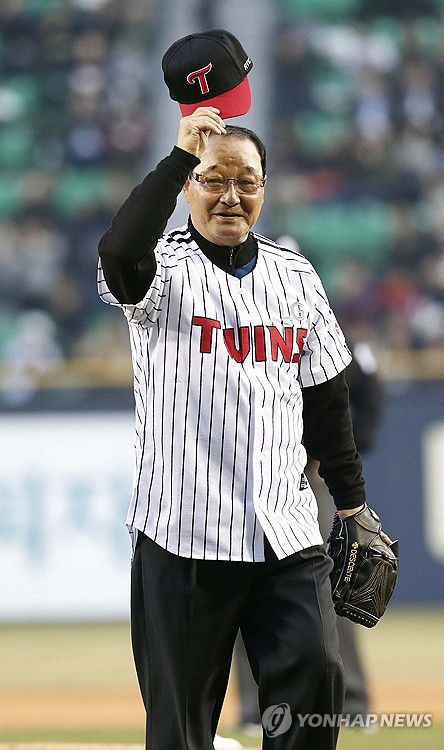 프로야구 이광환 전 LG 감독 별세(서울=연합뉴스) 1994년 프로야구 LG 트윈스의 한국시리즈 우승을 지휘한 이광환 KBO 원로자문이 2일 별세했다.      지병인 폐 질환을 치유하고자 제주도에서 지내던 이 전 감독은 최근 폐렴 증세로 병원에 입원 치료 중 2일 오후 3시 13분께 세상을 떠났다. 향년 77세.     사진은 2017년 4월 4일 잠실야구장 시구 모습. 2025.7.2 [연합뉴스 자료사진] photo@yna.co.kr
