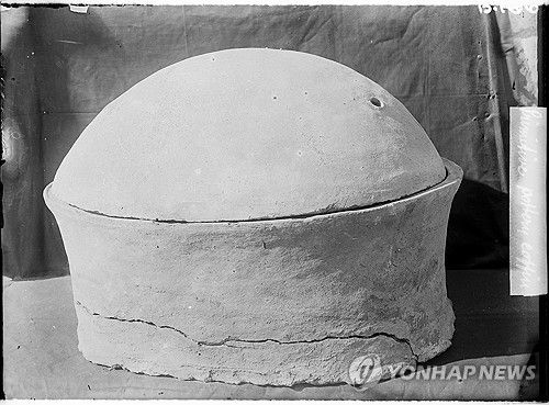 고대 이집트 남성 유해 담긴 도기의 모습(AP=연합뉴스) 대략 기원전 2855∼2570년에 살았던 것으로 추정되는 고대 이집트 남성의 시신이 담겨 있던 이집트 누와이라트 소재 암반 무덤 속 도기의 모습. AP를 통해 배포되는 제3자 제공 사진. 관련 기사에만 사용 가능함. 전송 후 14일 이내에만 사용 가능. DB 금지, 재판매 금지, 재사용 허용 금지, 라이선싱 금지. 원형 그대로 크레딧 표시 필수. (John Garstang, Mahmoud Abd El Gelel/Garstang Museum of Archaeology/University of Liverpool via AP) 2025.7.3.