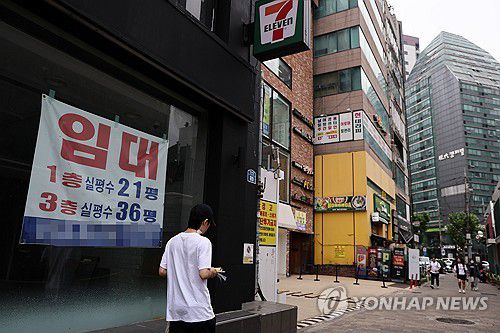 경기 침체에 치솟는 은행 연체율…가계·자영업자 11년만에 최고(서울=연합뉴스) 윤동진 기자 = 심각한 내수 부진 속에 한국 경제 침체의 골이 깊어지면서 은행에서 빌린 돈을 갚지 못하는 한계 기업과 가계가 빠르게 늘어나고 있다. 이미 올해 들어 5개월 사이 기업·가계 연체율이 높게는 0.2%포인트(p) 이상 뛰었다. 특히 가계와 개인사업자(자영업자) 대출의 부실 지표는 11년 만에 가장 높은 수준까지 치솟은 상태다. 사진은 16일 서울의 한 골목상권. 2025.6.16 mon@yna.co.kr