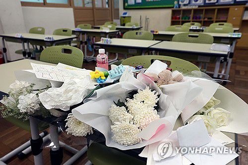 지난달 아파트 화재로 숨진 자매 추모 공간(부산=연합뉴스) 박성제 기자 = 지난달 아파트 화재로 숨진 자매가 다닌 부산진구의 한 초등학교 교실 책상에 학생들이 보낸 선물과 편지가 올려져 있다.[연합뉴스 자료사진]