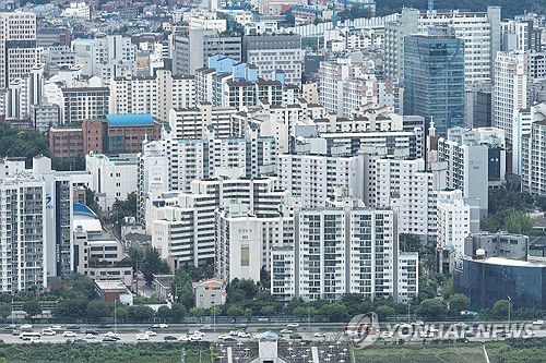 서울 아파트 74%, '주담대 6억' 규제에 매출 타격 전망(서울=연합뉴스) 서대연 기자 = 정부가 6억원 이상 주택담보대출을 금지하는 초고강도 대출 규제를 시행하며 서울 아파트의 74%, 18개 구의 대출 감소 타격이 있을 것으로 보이는 가운데 29일 서울 시내 아파트 단지의 모습.     이날 부동산R114의 수도권 아파트 평균 시세를 토대로 분석한 결과, 주택담보대출의 여신한도가 6억원으로 제한되면서 서울 전체 25개 구 가운데 18개 구의 대출액이 종전보다 줄어들 것으로 예상됐다. 가구 수로는 서울 시내 임대아파트를 제외한 전체 재고아파트 약 171만7천384가구의 74%에 해당하는 총 127만6천257가구(임대아파트 제외)가 타격을 받는다. 2025.6.29 dwise@yna.co.kr