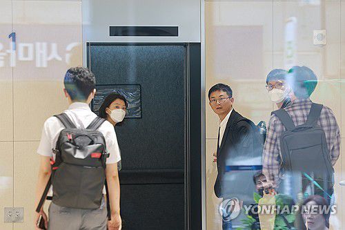 삼부토건으로 향하는 김건희 특검팀(서울=연합뉴스) 신현우 기자 = 윤석열 전 대통령 배우자 김건희 여사를 둘러싼 각종 의혹을 수사하는 민중기 특별검사팀이 삼부토건에 대해 압수수색에 나선 3일 서울 종로구 삼부토건 사무실로 수사관들이 향하고 있다. 2025.7.3 nowwego@yna.co.kr