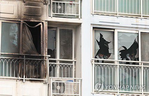 부산 기장군 아파트 화재현장 합동 감식(부산=연합뉴스) 강선배 기자 = 어린이 2명이 숨진 부산 기장군의 한 아파트 6층 화재 현장에서 3일 오전 경찰, 소방, 국립과학수사연구원 등이 합동 감식을 벌이고 있다. 2025.7.3 sbkang@yna.co.kr