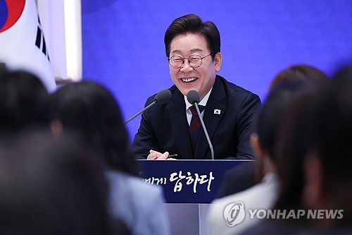 이재명 대통령, 취임 30일 기자회견(서울=연합뉴스) 한상균 기자 = 이재명 대통령이 3일 청와대 영빈관에서 열린 '대통령의 30일, 언론이 묻고 국민에게 답하다' 기자회견에서 발언하고 있다. 2025.7.3 xyz@yna.co.kr