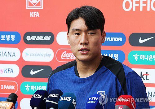 질문에 답하는 이호재(성남=연합뉴스) 홍기원 기자 = 2025년 동아시아축구연맹(EAFF) E-1 챔피언십(동아시안컵)을 앞둔 축구 국가대표팀 이호재가 3일 경기도 성남시 중원구 성남종합운동장에서 훈련 시작 전 취재진 질문에 답하고 있다. 2025.7.3 xanadu@yna.co.kr