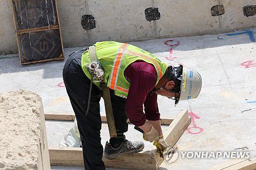 폭염 속 건설현장(울산=연합뉴스) 장지현 기자 = 폭염특보 일주일째인 3일 울산 울주군 온산읍 에쓰오일 샤힌프로젝트 건설 현장에서 근로자들이 작업하고 있다. 이날 울산에는 폭염 영향예보 '경고' 단계가 발령됐다. 2025.7.3 jjang23@yna.co.kr