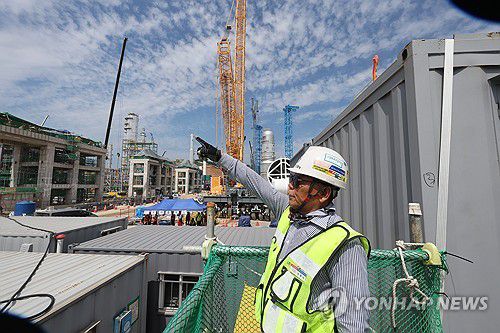 '여기가 국내 최대 석유화학공장 건설 현장'(울산=연합뉴스) 장지현 기자 = 폭염특보 일주일째인 3일 울산 울주군 온산읍 에쓰오일 샤힌프로젝트 건설 현장에서 한 근로자가 공사 현장을 설명하고 있다. 이날 울산 전역에는 폭염경보와 폭염 영향예보 '경고' 단계가 발령됐다. 2025.7.3 jjang23@yna.co.kr