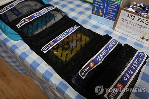 건설현장에 비치된 폭염키트(울산=연합뉴스) 장지현 기자 = 폭염특보 일주일째인 3일 울산 울주군 온산읍 에쓰오일 샤힌프로젝트 건설 현장 내 카페형 휴게공간에 폭염 키트가 비치돼 있다. 이날 울산 전역에는 폭염경보와 폭염 영향예보 '경고' 단계가 발령됐다. 2025.7.3 jjang23@yna.co.kr