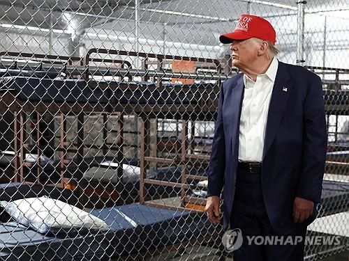 지난 1일 플로리다 불법이민자 구금시설 찾은 트럼프 미 대통령[로이터 연합뉴스 자료사진]