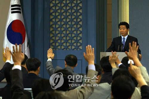 노무현 대통령 취임 후 첫 기자회견2일 오전 청와대에서 열린 참여정부 출범 100일  내외신 기자회견중 질문을 하기위해 기자들이 손을 들고 있다./박일/정치/  2003.6.2  (서울=연합뉴스) ilil@yna.co.kr<저작권자 ⓒ 2003 연 합 뉴 스. 무단전재-재배포 금지.>