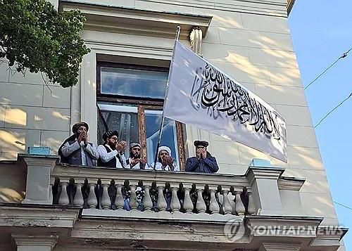 탈레반이 채택한 국기가 등장한 모스크바 주재 아프간 대사관 [타스=연합뉴스 재판매 및 DB금지]