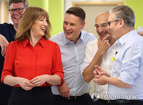 환하게 웃는 스타머 총리와 리브스 장관, 스트리팅 장관[AFP 연합뉴스]