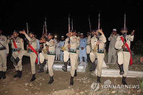 파키스탄군지난달 29일 파키스탄 군인들이 북와지리스탄에서 발생한 자폭 테러로 사망한 전우 장례식을 진행하고 있다.  [EPA 연합뉴스 자료사진. 재판매 및 DB 금지]