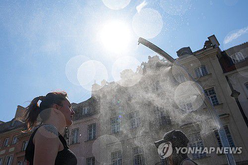 유럽 폭염(바르샤바 로이터=연합뉴스) 3일(현지시간) 더위 식히는 폴란드 시민들. 2025.07.04