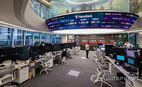 외환시장 마감 시간 연장…해져도 분주한 딜링룸(서울=연합뉴스) 서대연 기자 = 외환시장 마감 시간이 오후 3시 30분에서 다음 날 새벽 2시로 늦어지며 심야 외환거래가 가능해진 1일 오후 서울 중구 하나은행 딜링룸에서 직원들이 업무를 보고 있다. 2024.7.1 dwise@yna.co.kr