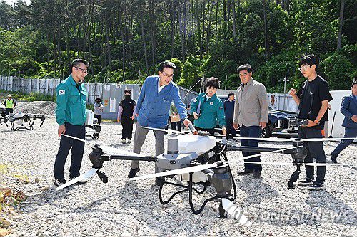"소나무재선충병 확산 막는다"(울산=연합뉴스) 17일 울산 울주군이 서생면 일대에서 소나무재선충병 확산 방지를 위한 드론 방제사업 대상지 현장점검을 벌였다. 2025.6.17 [울주군 제공.재판매 및 DB 금지] young@yna.co.kr
