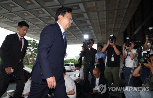 첫 출근하는 정진우 신임 중앙지검장(서울=연합뉴스) 김성민 기자 = 정진우 신임 서울중앙지검장이 4일 서울 서초구 서울중앙지방검찰청으로 들어서고 있다. 2025.7.4 ksm7976@yna.co.kr