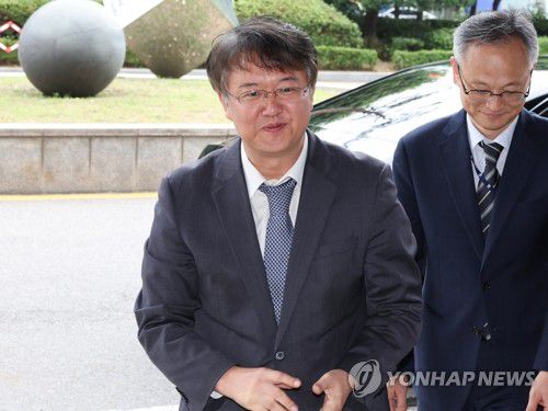 첫 출근하는 김태훈 서울남부지검장(서울=연합뉴스) 이진욱 기자 = 김태훈 신임 서울남부지검장이 4일 서울 양천구 서울남부지방검찰청으로 출근하고 있다. 2025.7.4 cityboy@yna.co.kr