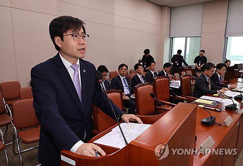 한미 관세협상 추진 계획 보고하는 여한구 통상교섭본부장(서울=연합뉴스) 김주형 기자 = 여한구 산업통상자원부 통상교섭본부장이 4일 국회에서 열린 산업통상자원중소벤처기업위원회 전체회의에 참석해 한미 관세협의 통상조약법 절차 추진 계획 등을 보고 있다. 2025.7.4 kjhpress@yna.co.kr