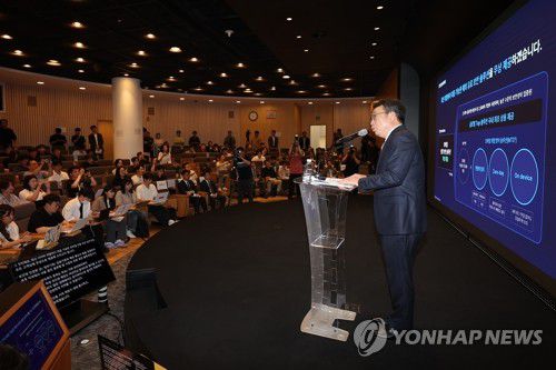 'SKT 위약금 면제해야' 정부 조사 발표 직후 기자회견 연 SKT(서울=연합뉴스) 류영석 기자 = 유영상 SK텔레콤 대표이사가 정부의 해킹 사태 관련 최종 조사 결과가 발표된 4일 서울 중구 SKT타워에서 열린 해킹 사태 관련 입장 및 향후 계획 발표 기자회견에서 발언하고 있다. 2025.7.4 ondol@yna.co.kr