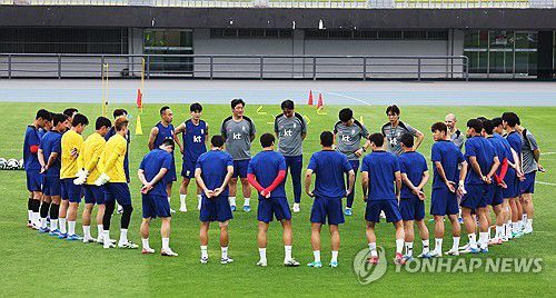 동아시안컵 앞둔 축구 국가대표팀(성남=연합뉴스) 홍기원 기자 = 2025년 동아시아축구연맹(EAFF) E-1 챔피언십(동아시안컵)을 앞둔 축구 국가대표팀 홍명보 감독이 4일 경기도 성남시 중원구 성남종합운동장에서 훈련 시작에 앞서 선수들에게 이야기하고 있다. 2025.7.4 xanadu@yna.co.kr