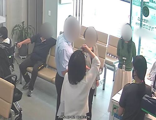 진료 거부 주장하며 보건소 관계자에게 설명하는 A의장 [해당 의원 CCTV 캡처. 재판매 및 DB 금지]