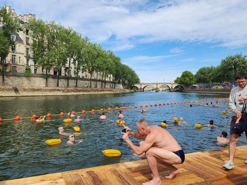 친구 사진찍어주는 남성.(파리=연합뉴스) 송진원 특파원 = 프랑스 파리 센강 마리 수로에 5일(현지시간) 문을 연 수영장에 시민들의 발길이 이어졌다. 시민들은 저마다 인증샷을 찍으며 추억을 남겼다. 2025.07.05. san@yna.co.kr