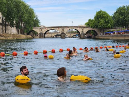 저마다 웃음꽃(파리=연합뉴스) 송진원 특파원 = 파리 시민들이 5일(현지시간) 센강 중심부 마리 수로에 문을 연 수영장에서 즐거운 시간을 보내고 있다. 2025.07.05. san@yna.co.kr
