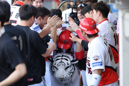 홈런을 치고 돌아온 김호령을 축하해주는 KIA 동료들[KIA 타이거즈 제공. 재판매 및 DB 금지]