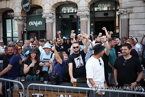 공연장 앞 펍에서 기다리는 팬들[EPA 연합뉴스 재판매 및 DB 금지]