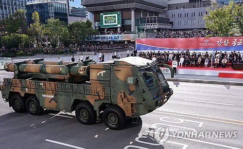 국군의날 시가행진에 등장한 지대지미사일 현무2024년 10월 1일 서울 광화문 일대에서 열린 국군의날 시가행진 중 세종대왕상 앞 관람 무대 앞으로 지대지미사일 '현무'가 지나가고 있다.  [연합뉴스 사진]