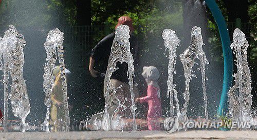 폭염 속 물놀이[연합뉴스 자료사진]