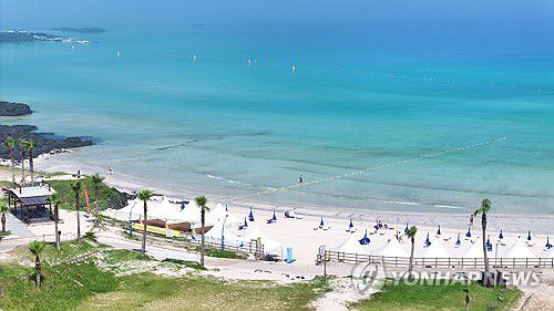 함덕해수욕장의 여름(제주=연합뉴스) 박지호 기자 = 폭염특보가 내려진 2일 오전 제주시 조천읍 함덕해수욕장에서 피서객이 여름을 즐기고 있다. 2025.7.2 jihopark@yna.co.kr