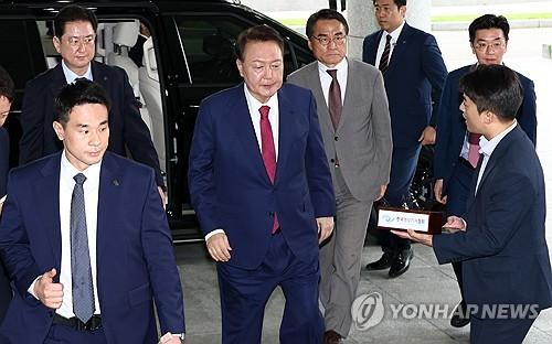 윤석열, 내란 특검 2차 출석(서울=연합뉴스) 김도훈 기자 = 윤석열 전 대통령이 5일 내란 특검의 2차 조사를 받기 위해 조은석 특별검사팀 사무실이 있는 서울 서초구 서울고검에 출석하고 있다. 2025.7.5 [공동취재] superdoo82@yna.co.kr
