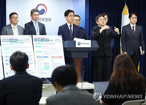 민생회복 소비쿠폰 1차 지급계획 브리핑하는 김민재 대행(서울=연합뉴스) 김도훈 기자 = 김민재 행정안전부장관 직무대행이 5일 정부서울청사 브리핑룸에서 민생회복 소비쿠폰 1차 지급계획을 발표하고 있다.      정부는 7월 21일부터 9월 12일까지 1차로 전 국민에 최소 15만에서 최대 45만원 상당의 소비쿠폰을 지급 후 소득 선별 절차를 거쳐 9월 22일부터 국민의 90%에 10만원을 추가로 지급할 예정이다. 2025.7.5 superdoo82@yna.co.kr